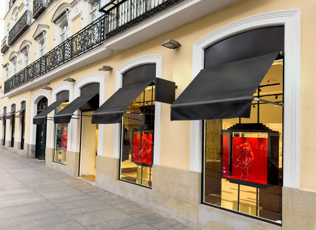 Façade vitrine de magasin en aluminium sur mesure à Cugand